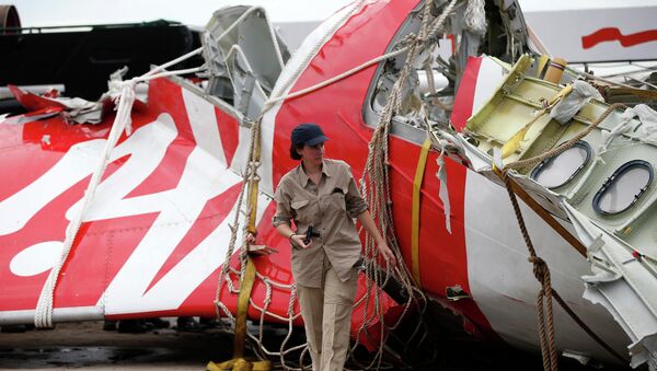 Investigadora analisa parte da cauda do AirAsia QZ8501 - Sputnik Brasil