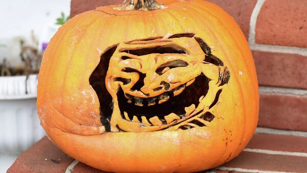This pumpkin on Scotland Ave. in Chambersburg is carved into a popular internet troll face meme on Wednesday, October 15, 2014 - Sputnik Brasil