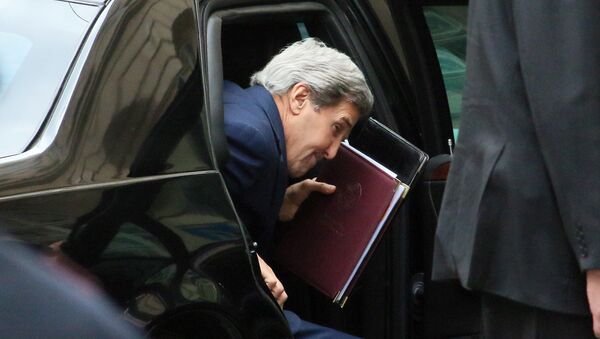 John Kerry, secretário de Estado dos EUA, sai do carro chegando à conferência sobre Líbia em Viena, em 16 de maio de 2016 - Sputnik Brasil