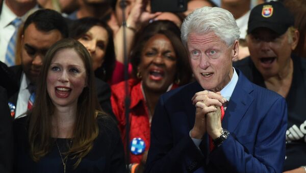 Bill Clinton acompanha a campanha eleitoral  da sua esposa Hillary - Sputnik Brasil