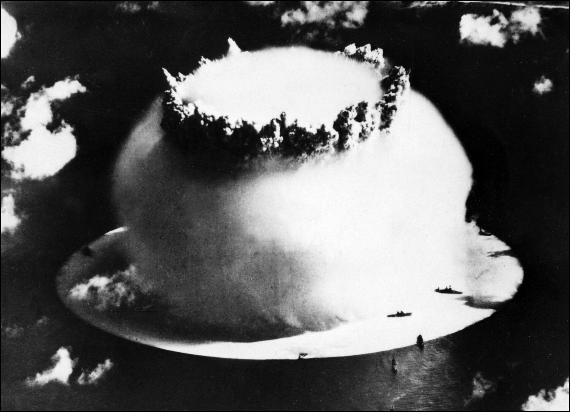 Explosão nuclear no Atol de Bikini - Sputnik Brasil, 1920, 12.08.2023