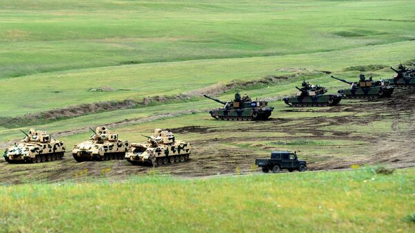 Veículos de combate de infantaria Bradley e tanques M1A2 Abrams norte-americanos durante os exercícios conjuntos georgiano-americanos Noble Partner 2016 perto de Tbilisi, Geórgia, 18 de maio de 2016 - Sputnik Brasil