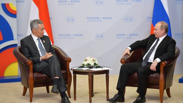 O presidente russo, Vladimir Putin, durante encontro com o premier de Singapura,  Lee Hsien Loong, em Sochi - Sputnik Brasil