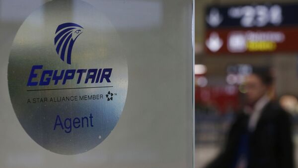A man passes the Egyptair desk at Charles de Gaulle airport, after an Egyptair flight disappeared from radar during its flight from Paris to Cairo, in Paris, France, May 19, 2016 - Sputnik Brasil
