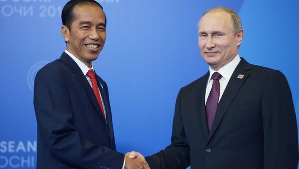 Presidente russo, Vladimir Putin com o seu homólogo indonésio,Joko Widodo - Sputnik Brasil