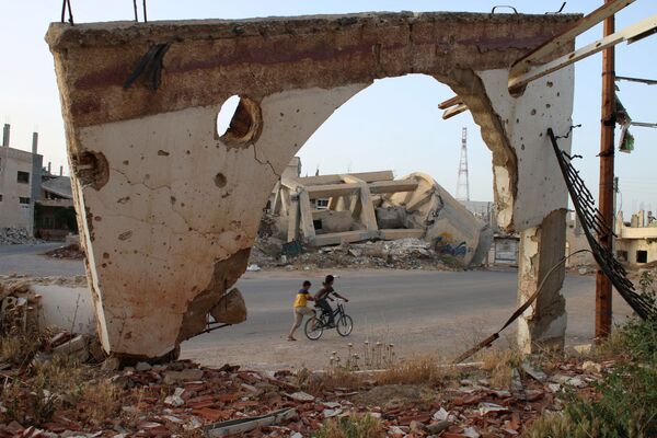Meninos sírios em bicicleta, na cidade síria de Daraa - Sputnik Brasil