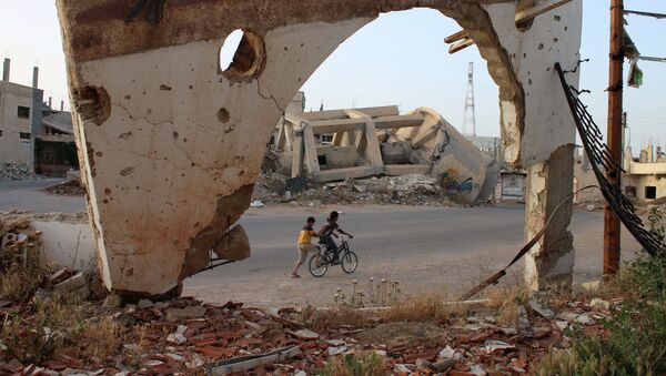 Meninos sírios em bicicleta, na cidade síria de Daraa - Sputnik Brasil