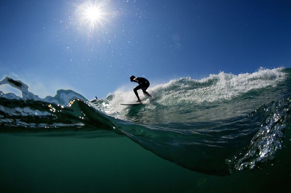 Um surfista pega uma onda em Varazze (Itália) - Sputnik Brasil