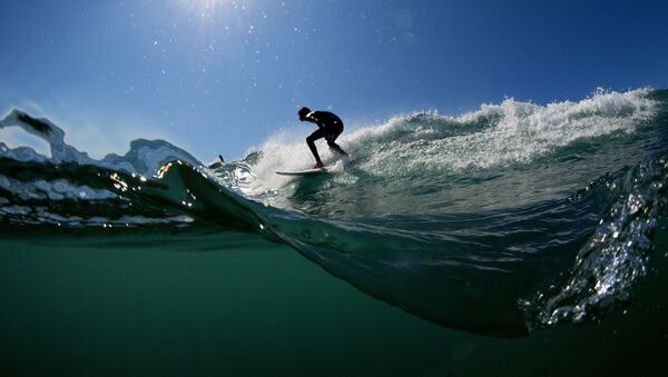 Um surfista pega uma onda em Varazze (Itália) - Sputnik Brasil