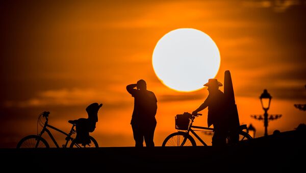 Ciclistas no pôr-do-sol à beira-mar perto do Parque Olímpico em Sochi (Rússia) - Sputnik Brasil