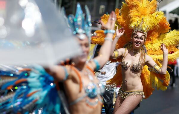 Dançarinas luzem roupa e corpo durante o carnaval em Berlim (Alemanha) - Sputnik Brasil