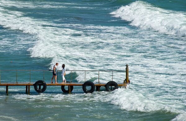 Turistas passeiam entre as águas do mar Negro na Crimeia, em 15 de maio - Sputnik Brasil