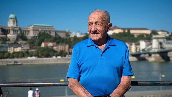 The world's oldest living Olympic champion Sandor Tarics, 98, poses for the photographer on the bank of River Danube with the Chain Bridge, right, and the Castle of Buda in the background in Budapest, Hungary, Monday, Aug. 20, 2012. - Sputnik Brasil