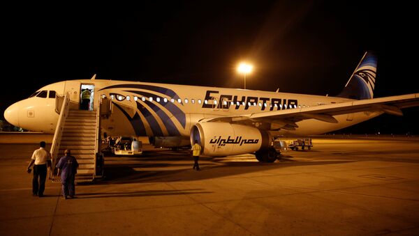 Avião da EgyptAir exta sendo examinado depois de chegar do Cairo - Sputnik Brasil