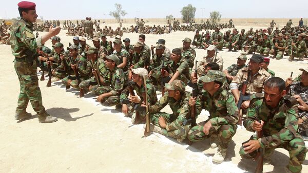Iraqi Sunni volunteers from the Anbar province, who joined Iraq's Popular Mobilisation force as part of government efforts to make the fight against the Islamic State (IS) group a cross-sectarian drive, take part in their first training session at a training base in Amriyat al-Fallujah, on May 8, 2015 - Sputnik Brasil