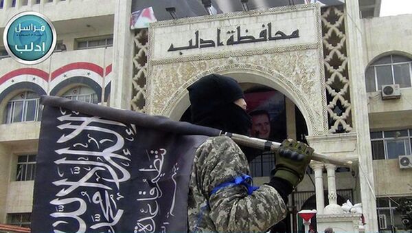 Militante da Frente al-Nusra com a bandeira do grupo na província de Idlib, Síria - Sputnik Brasil