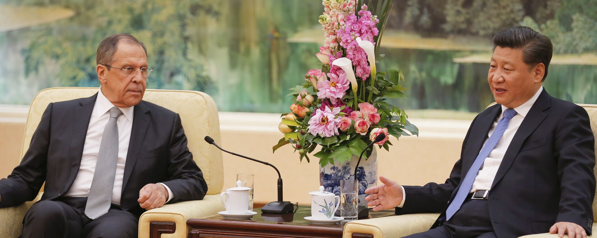 Ministro das Relações Exteriores russo Sergei Lavrov e o presidente da China Xi Jinping durante um encontro bilateral em Pequim, China, 28 de abril de 2016 - Sputnik Brasil, 1920, 09.04.2024