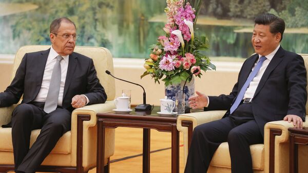 Ministro das Relações Exteriores russo Sergei Lavrov e o presidente da China Xi Jinping durante um encontro bilateral em Pequim, China, 28 de abril de 2016 - Sputnik Brasil