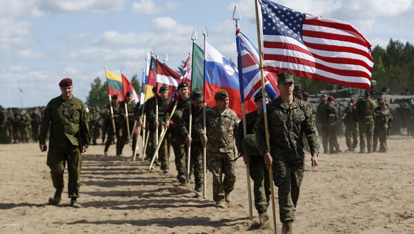 Soldiers from NATO countries attend an opening ceremony of military exercise 'Saber Strike 2015', at the Gaiziunu Training Range in Pabrade some 60km.(38 miles) north of the capital Vilnius, Lithuania, Monday, June 8, 2015 - Sputnik Brasil