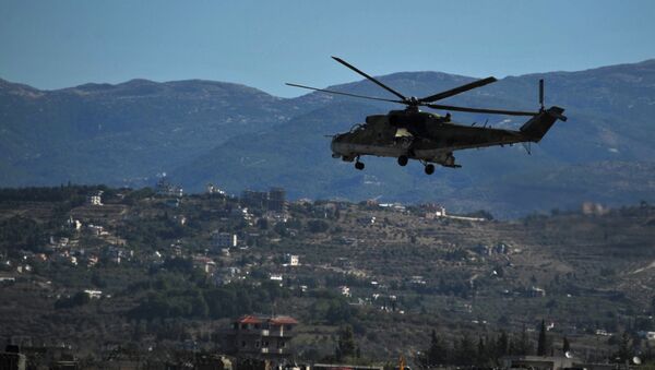 Helicóptero russo Mi-24 perto da base aérea de Hmeymim na Síria - Sputnik Brasil