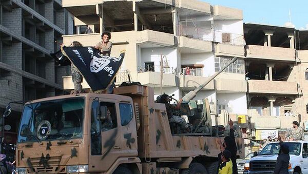Os militantes de Daesh na cidade de Raqqa. - Sputnik Brasil