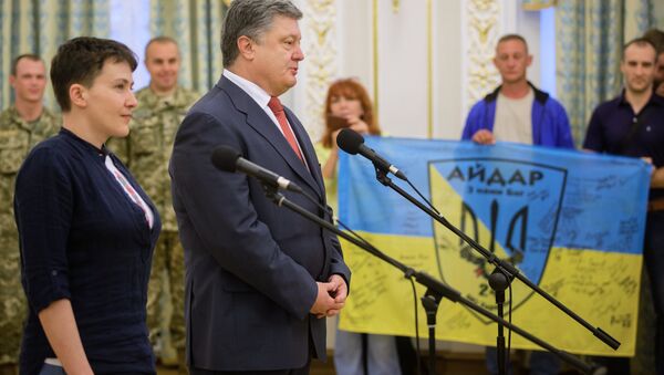 Presidente da Ucrânia Pyotr Poroshenko junto com Nadezhda Savchenko depois do retorno dela a Kiev, 25 de maio 2016 - Sputnik Brasil