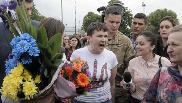 Militar e deputada ucraniana Nadezhda Savchenko fala com jornalistas ao retornar a Kiev - Sputnik Brasil