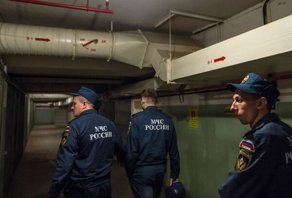 Os funcionários do Ministério para Situações de Emergência no abrigo na rodovia Altufievskoe em Moscou - Sputnik Brasil
