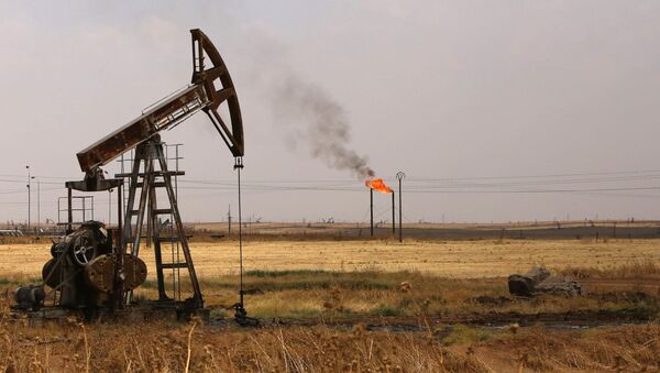 Poço de petróleo no campo Rmeilane, província de Hasakeh, Síria, julho de 2015 (foto de arquivo) - Sputnik Brasil
