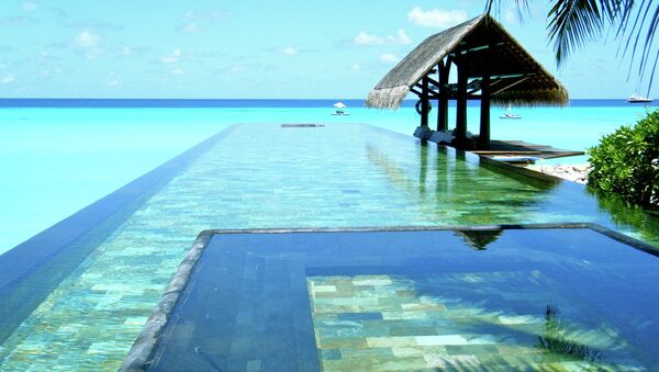 Uma estância popular de Maldivas tem umas de mais belas piscinas de borda infinita do mundo. - Sputnik Brasil