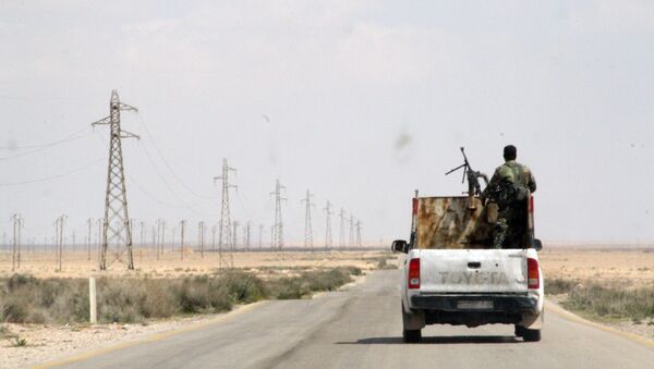 Militares do exército sírio na rodovia entre cidades de Homs e Raqqa - Sputnik Brasil