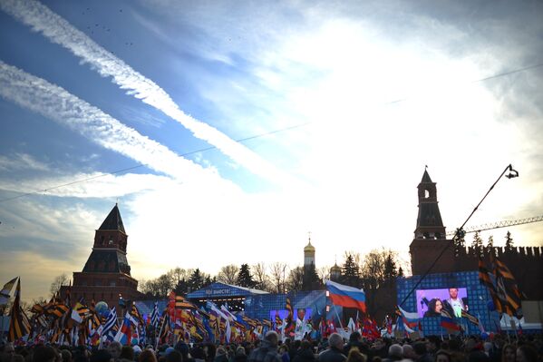 Comemoração e concerto do primeiro aniversário de reunificação da Crimeia com a Rússia na praça Vasilievsky Spusk, em Moscou - Sputnik Brasil
