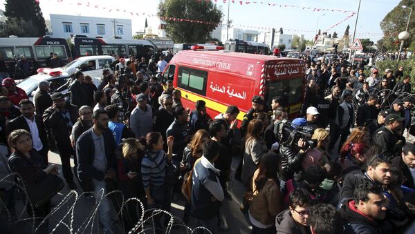 Ambulância leva corpos de vítimas do ataque de terroristas no museu nacional de Túnism na Tunisia. - Sputnik Brasil