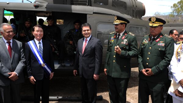 O presidente de Honduras, Juan Orlando Hernández, e o ministro da Defesa de Taiwan, Kao Kuang-chi, na cerimônia de entrega dos helicópteros - Sputnik Brasil