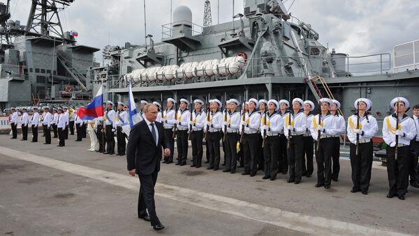 Presidente russo Vladimir Putin participa da cerimônia oficial perante o destroier Vice-admiral Kulakov em Novorossiysk, Rússia, setembro de 2014 (foto de arquivo) - Sputnik Brasil