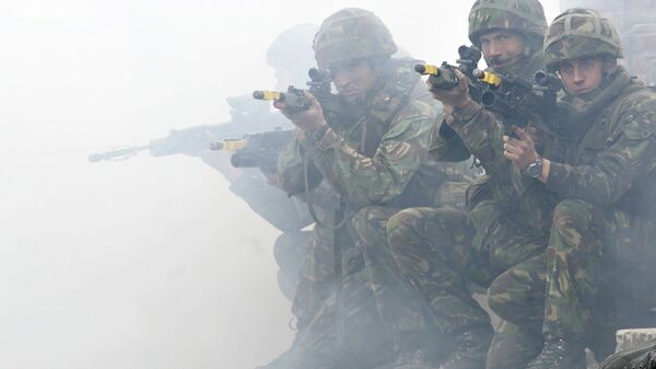 Soldados da Marinha do Reino Unido mostram métodos de combate durante exercícios da OTAN - Sputnik Brasil