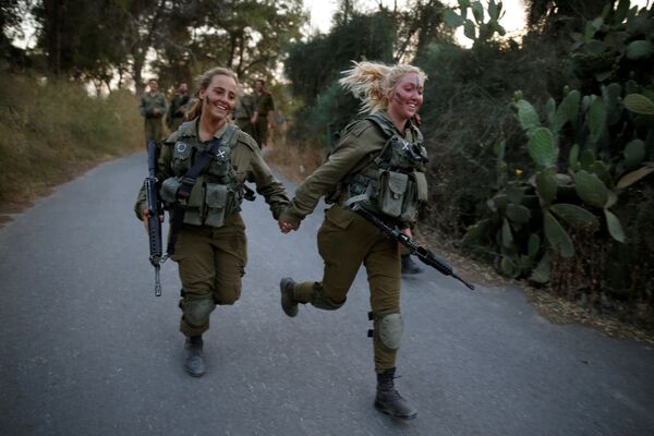 As militares da equipe de resgate durante as manobras no bosque Ben Shemen, nos arredores de Modiin, Israel. 23 de maio de 2016. - Sputnik Brasil