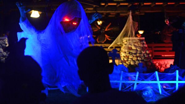 Fantasma decorativo na festa de Halloween, Sierra Madre, Califórnia, EUA, 31 de outubro de 2015 - Sputnik Brasil