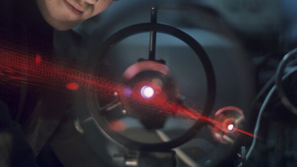 Cientista e um laser potente (foto de arquivo) - Sputnik Brasil