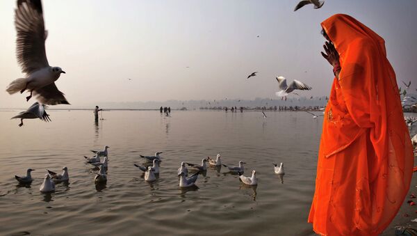 The Hindu prays on the bank of Ganges in Allahabad, India - Sputnik Brasil