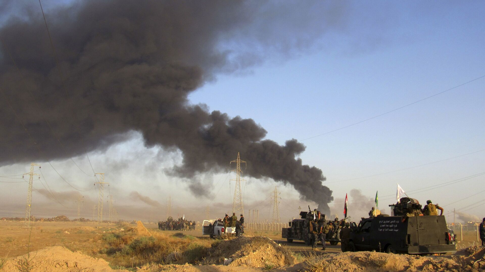 Iraque, militares iraquianos observam ataque aéreo da coalizão liderada pelos EUA às posições do Daesh em Fallujah - Sputnik Brasil, 1920, 03.02.2024