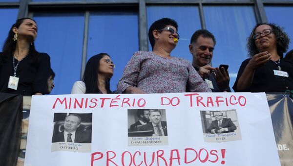 Pedidos da renuncia do ministro da Transparência, Fiscalização e Controle, Fabiano Silveira, durante as manifestações em Brasília - Sputnik Brasil