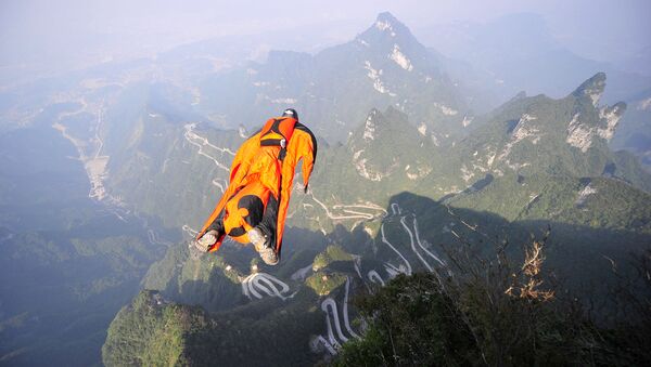 Húngaro Victor Kovats de traje planador salta na vale em Zhangjiajie, província de Hunan da China. - Sputnik Brasil
