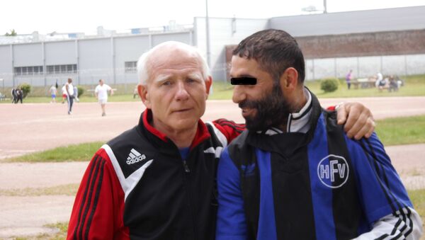 Gerhard Mewes, o treinador do clube de futebol da prisão - Sputnik Brasil