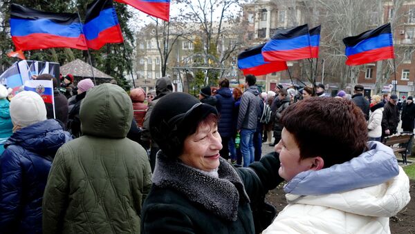 Residentes da autoproclamada República Popular de Donetsk comemoram a reunificação da Crimeia com a Rússia, 18 de março de 2016 - Sputnik Brasil