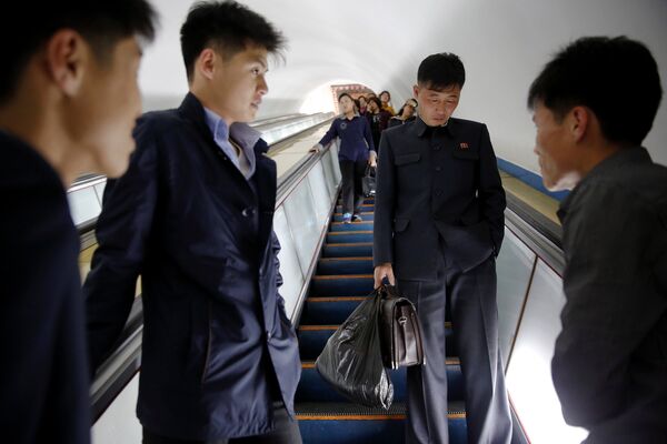 Passeio pelo metrô de Pyongyang - Sputnik Brasil