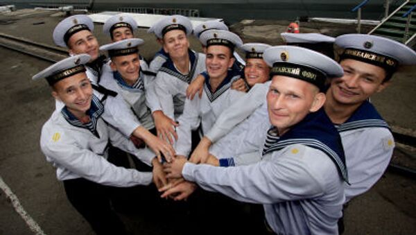 Marinheiros das frotas do Norte e do Pacífico durante a cerimônia de despedida solene do cruzador nuclear pesado Pyotr Velikiy da Frota do Norte russa, que participou nos exercícios militares Vostok-2010 - Sputnik Brasil