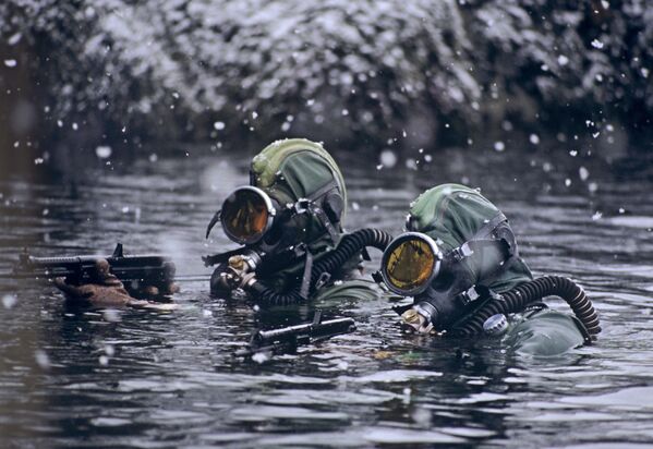 Militares do destacamento das Forças Especiais de Mergulhadores durante a execução de uma missão de combate no mar de Barents - Sputnik Brasil