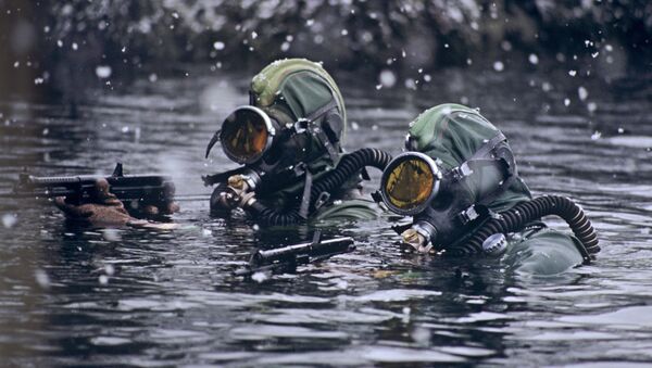 Militares do destacamento das Forças Especiais de Mergulhadores durante a execução de uma missão de combate no mar de Barents - Sputnik Brasil