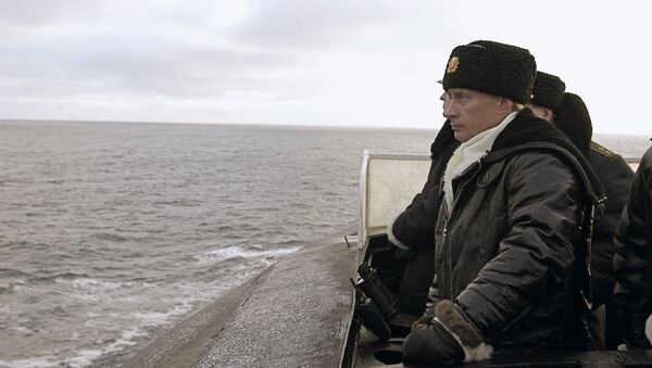 O presidente russo, Vladimir Putin a bordo do cruzador Arkhangelsk” durante os exercícios da Frota do Norte - Sputnik Brasil